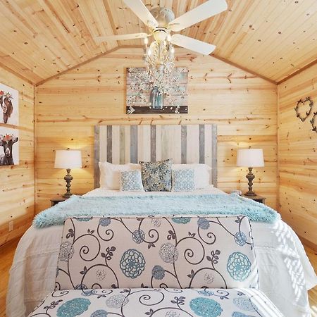 Отель Charming Casita Right On Main St! Фредериксберг Экстерьер фото