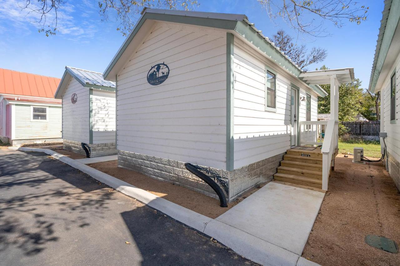 Отель Charming Casita Right On Main St! Фредериксберг Экстерьер фото