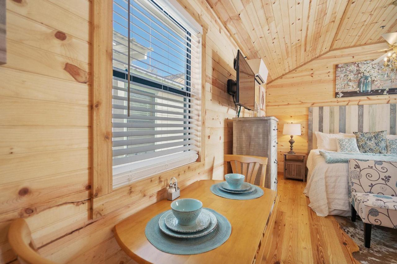 Отель Charming Casita Right On Main St! Фредериксберг Экстерьер фото