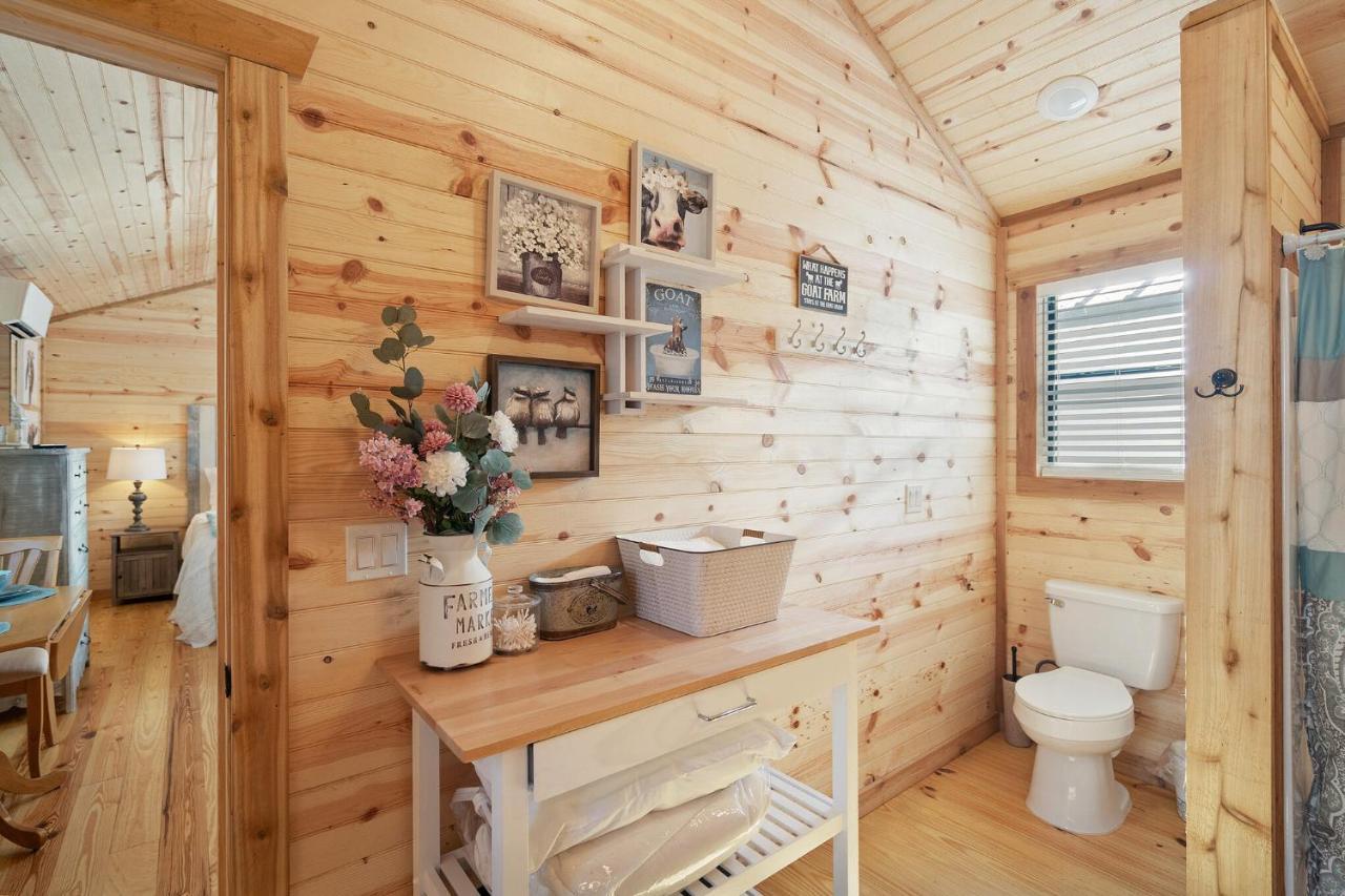 Отель Charming Casita Right On Main St! Фредериксберг Экстерьер фото